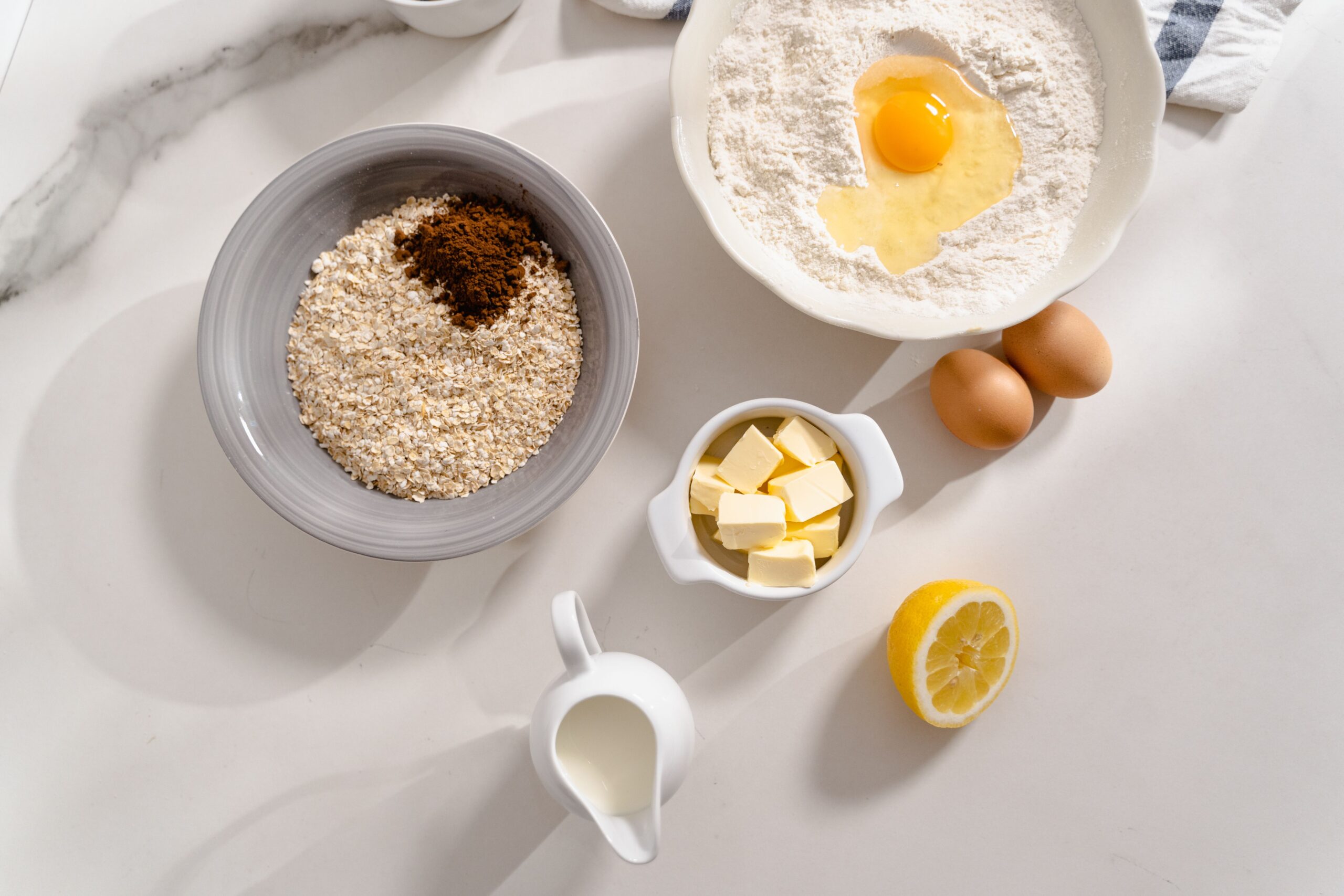 Zutaten für saftigen Apfelkuchen mit Äpfeln Butter Eiern Mehl Zucker Milch und Zimt