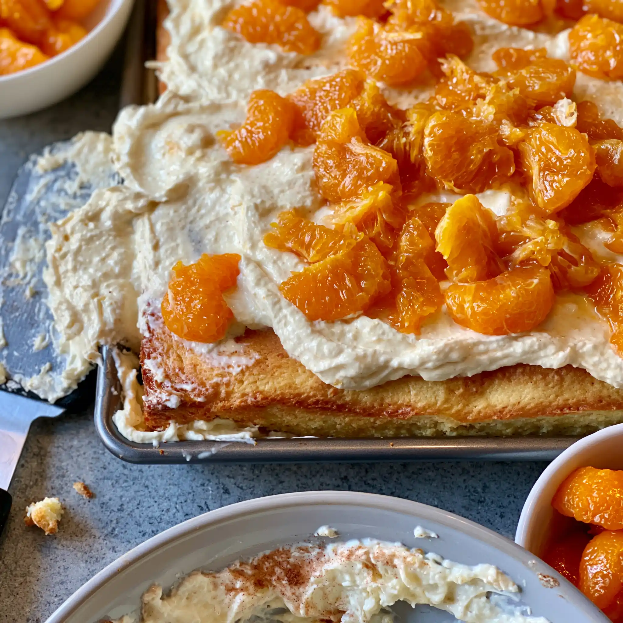 Zubereitung von Fantakuchen mit lockerem Teig auf dem Backblech